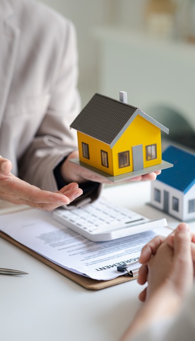 Poliseis Akinitwn Featured